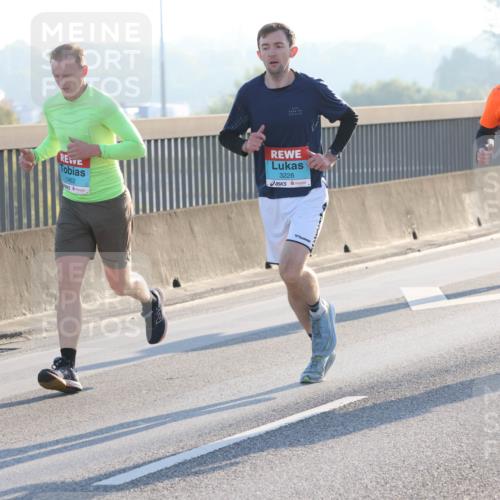 03.10.2025 - Köhlbrandbrückenlauf Lena Gebhardt http://msf.ph/oto/9051716 03.10.2025 09:14:54 Position 1 1462, 3226, 3266 meine-sportfotos.de
