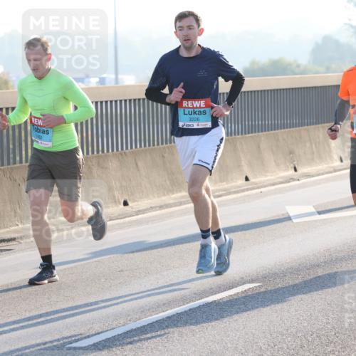 03.10.2025 - Köhlbrandbrückenlauf Lena Gebhardt http://msf.ph/oto/9051722 03.10.2025 09:14:54 Position 1 1462, 3226, 3266 meine-sportfotos.de