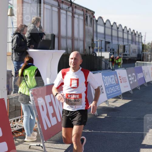 03.10.2025 - Köhlbrandbrückenlauf Jannik Wohlers http://msf.ph/oto/9051798 03.10.2025 13:08:44 Ziel 4213, 4340, 5792, 6034, 6232, 6424, 6534, 6805 meine-sportfotos.de