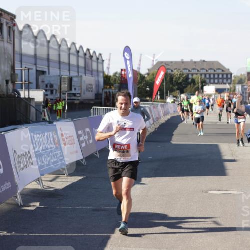 03.10.2025 - Köhlbrandbrückenlauf Jannik Wohlers http://msf.ph/oto/9051801 03.10.2025 13:08:45 Ziel 4213, 4340, 5792, 6034, 6232, 6424, 6805 meine-sportfotos.de