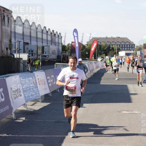 03.10.2025 - Köhlbrandbrückenlauf Jannik Wohlers http://msf.ph/oto/9051804 03.10.2025 13:08:46 Ziel 4213, 4340, 6034, 6232, 6233, 6424, 6805 meine-sportfotos.de