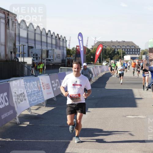 03.10.2025 - Köhlbrandbrückenlauf Jannik Wohlers http://msf.ph/oto/9051808 03.10.2025 13:08:46 Ziel 4213, 4340, 6034, 6232, 6233, 6424, 6805 meine-sportfotos.de