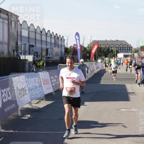 03.10.2025 - Köhlbrandbrückenlauf Jannik Wohlers http://msf.ph/oto/9051836 03.10.2025 13:08:46 Ziel 4213, 4340, 6034, 6232, 6233, 6424, 6805 meine-sportfotos.de