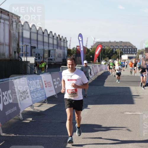 03.10.2025 - Köhlbrandbrückenlauf Jannik Wohlers http://msf.ph/oto/9051841 03.10.2025 13:08:46 Ziel 4213, 4340, 6034, 6232, 6233, 6424, 6805 meine-sportfotos.de