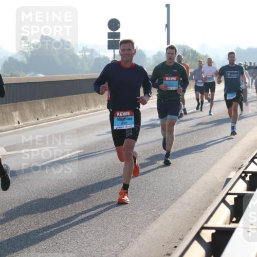 03.10.2025 - Köhlbrandbrückenlauf Lena Gebhardt http://msf.ph/oto/9051842 03.10.2025 09:14:58 Position 1 3136, 3628, 3763 meine-sportfotos.de