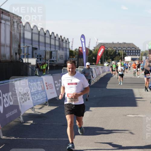 03.10.2025 - Köhlbrandbrückenlauf Jannik Wohlers http://msf.ph/oto/9051845 03.10.2025 13:08:46 Ziel 4213, 4340, 6034, 6232, 6233, 6424, 6805 meine-sportfotos.de