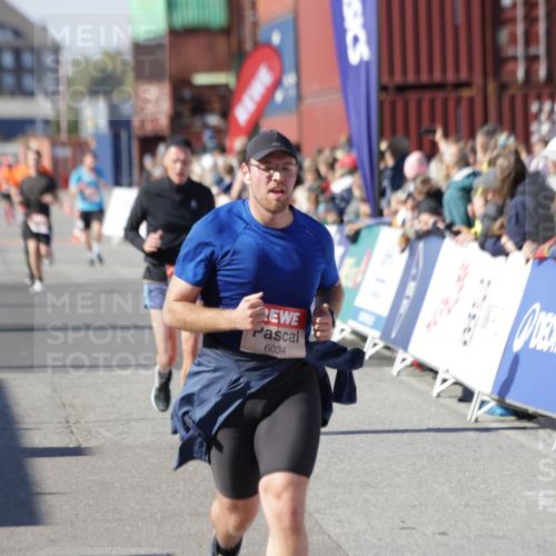 03.10.2025 - Köhlbrandbrückenlauf Jannik Wohlers http://msf.ph/oto/9051849 03.10.2025 13:08:47 Ziel 4213, 4340, 6034, 6232, 6233, 6424, 6805 meine-sportfotos.de