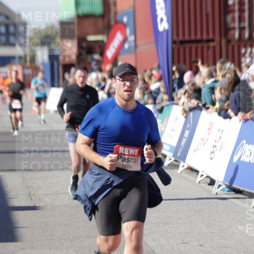 03.10.2025 - Köhlbrandbrückenlauf Jannik Wohlers http://msf.ph/oto/9051856 03.10.2025 13:08:47 Ziel 4213, 4340, 6034, 6232, 6233, 6424, 6805 meine-sportfotos.de