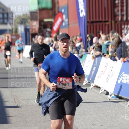 03.10.2025 - Köhlbrandbrückenlauf Jannik Wohlers http://msf.ph/oto/9051861 03.10.2025 13:08:47 Ziel 4213, 4340, 6034, 6232, 6233, 6424, 6805 meine-sportfotos.de