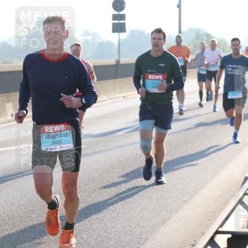 03.10.2025 - Köhlbrandbrückenlauf Lena Gebhardt http://msf.ph/oto/9051864 03.10.2025 09:14:59 Position 1 3628, 376 meine-sportfotos.de