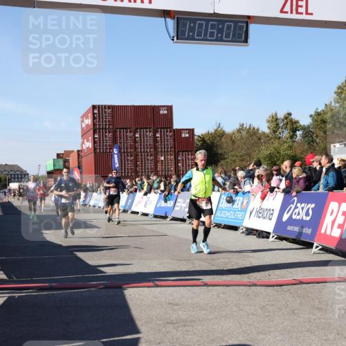 03.10.2025 - Köhlbrandbrückenlauf Lena Gebhardt http://msf.ph/oto/9051887 03.10.2025 13:06:08 Ziel 4302, 4504, 4635, 4738, 4954, 5096, 6158, 6222, 6224, 6305, 6323, 6356, 6510 meine-sportfotos.de