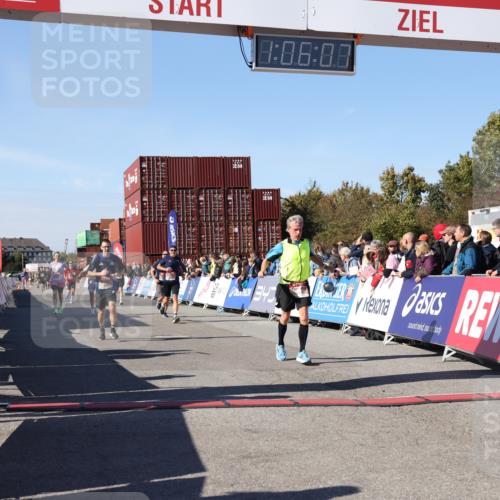 03.10.2025 - Köhlbrandbrückenlauf Lena Gebhardt http://msf.ph/oto/9051896 03.10.2025 13:06:08 Ziel 4302, 4504, 4635, 4738, 4954, 5096, 6158, 6222, 6224, 6305, 6323, 6356, 6510 meine-sportfotos.de