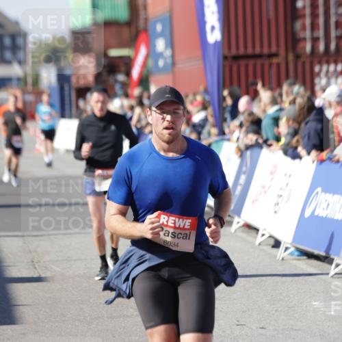 03.10.2025 - Köhlbrandbrückenlauf Jannik Wohlers http://msf.ph/oto/9051898 03.10.2025 13:08:48 Ziel 4213, 4340, 4544, 6034, 6232, 6233, 6424, 6805 meine-sportfotos.de