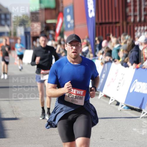 03.10.2025 - Köhlbrandbrückenlauf Jannik Wohlers http://msf.ph/oto/9051904 03.10.2025 13:08:48 Ziel 4213, 4340, 4544, 6034, 6232, 6233, 6424, 6805 meine-sportfotos.de