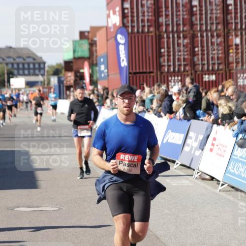03.10.2025 - Köhlbrandbrückenlauf Jannik Wohlers http://msf.ph/oto/9051907 03.10.2025 13:08:48 Ziel 4213, 4340, 4544, 6034, 6232, 6233, 6424, 6805 meine-sportfotos.de