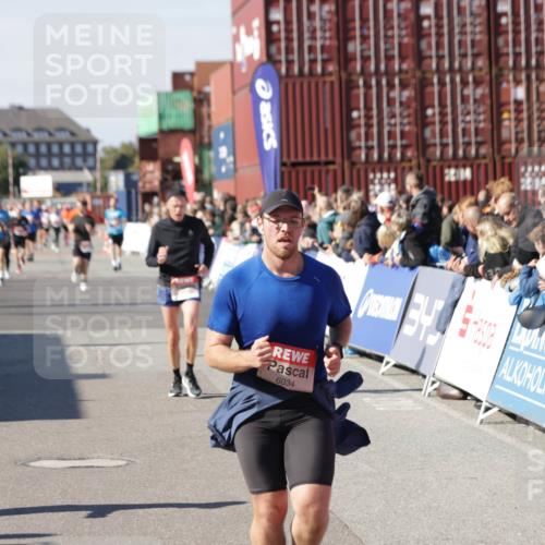 03.10.2025 - Köhlbrandbrückenlauf Jannik Wohlers http://msf.ph/oto/9051914 03.10.2025 13:08:48 Ziel 4213, 4340, 4544, 6034, 6232, 6233, 6424, 6805 meine-sportfotos.de