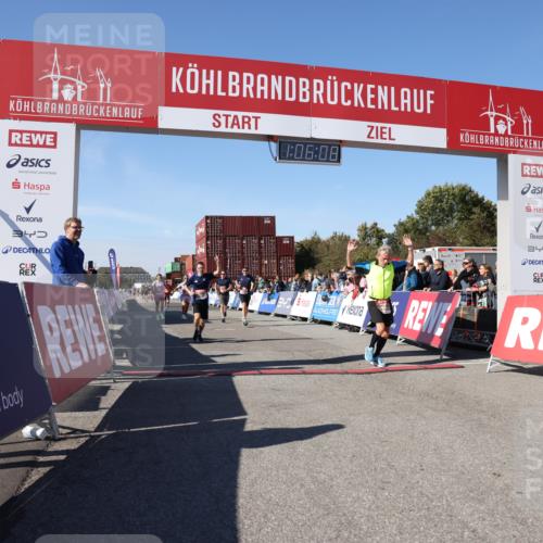 03.10.2025 - Köhlbrandbrückenlauf Lena Gebhardt http://msf.ph/oto/9051920 03.10.2025 13:06:09 Ziel 4302, 4504, 4635, 4738, 4954, 5096, 6158, 6222, 6224, 6323, 6356, 6510, 6850 meine-sportfotos.de