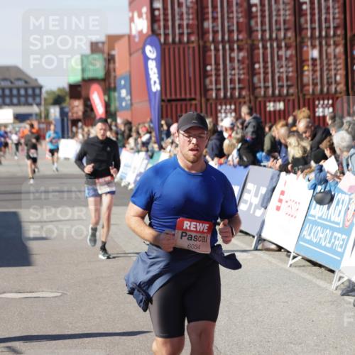 03.10.2025 - Köhlbrandbrückenlauf Jannik Wohlers http://msf.ph/oto/9051931 03.10.2025 13:08:49 Ziel 4213, 4340, 4544, 6034, 6232, 6233 meine-sportfotos.de