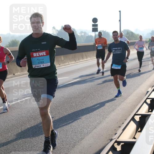 03.10.2025 - Köhlbrandbrückenlauf Lena Gebhardt http://msf.ph/oto/9051933 03.10.2025 09:15:01 Position 1 3249, 3763, 2024 meine-sportfotos.de