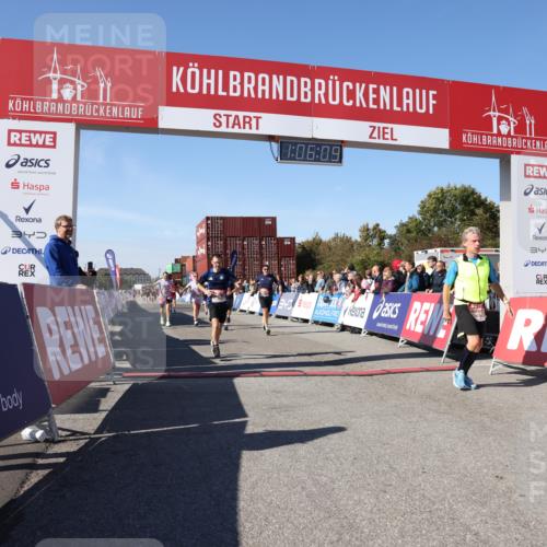 03.10.2025 - Köhlbrandbrückenlauf Lena Gebhardt http://msf.ph/oto/9051941 03.10.2025 13:06:09 Ziel 4302, 4504, 4635, 4738, 4954, 5096, 6158, 6222, 6224, 6323, 6356, 6510, 6850 meine-sportfotos.de