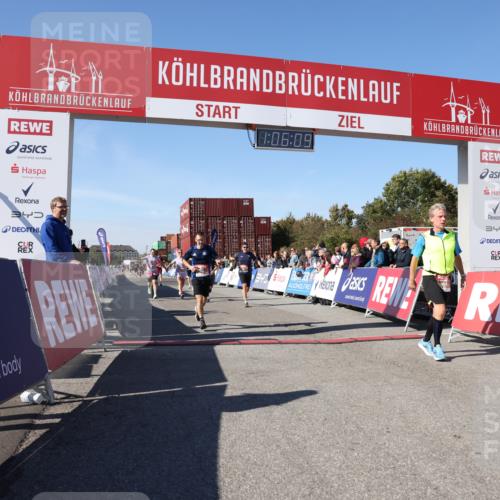 03.10.2025 - Köhlbrandbrückenlauf Lena Gebhardt http://msf.ph/oto/9051950 03.10.2025 13:06:09 Ziel 4302, 4504, 4635, 4738, 4954, 5096, 6158, 6222, 6224, 6323, 6356, 6510, 6850 meine-sportfotos.de