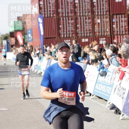 03.10.2025 - Köhlbrandbrückenlauf Jannik Wohlers http://msf.ph/oto/9051972 03.10.2025 13:08:49 Ziel 4213, 4340, 4544, 6034, 6232, 6233 meine-sportfotos.de