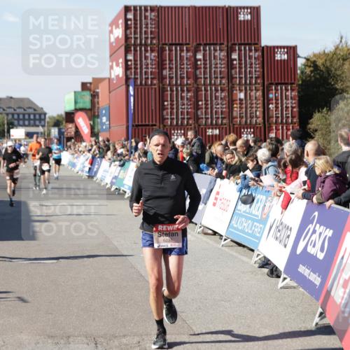 03.10.2025 - Köhlbrandbrückenlauf Jannik Wohlers http://msf.ph/oto/9052027 03.10.2025 13:08:52 Ziel 4138, 4213, 4340, 4544, 5705, 5842, 6034, 6232, 6233 meine-sportfotos.de