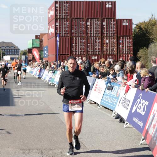 03.10.2025 - Köhlbrandbrückenlauf Jannik Wohlers http://msf.ph/oto/9052036 03.10.2025 13:08:52 Ziel 4138, 4213, 4340, 4544, 5705, 5842, 6034, 6232, 6233 meine-sportfotos.de