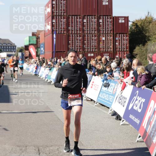 03.10.2025 - Köhlbrandbrückenlauf Jannik Wohlers http://msf.ph/oto/9052044 03.10.2025 13:08:52 Ziel 4138, 4213, 4340, 4544, 5705, 5842, 6034, 6232, 6233 meine-sportfotos.de