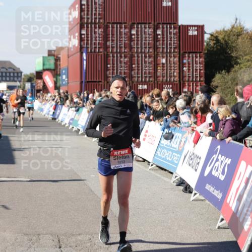 03.10.2025 - Köhlbrandbrückenlauf Jannik Wohlers http://msf.ph/oto/9052049 03.10.2025 13:08:52 Ziel 4138, 4213, 4340, 4544, 5705, 5842, 6034, 6232, 6233 meine-sportfotos.de