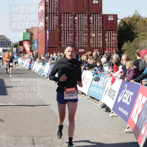 03.10.2025 - Köhlbrandbrückenlauf Jannik Wohlers http://msf.ph/oto/9052056 03.10.2025 13:08:52 Ziel 4138, 4213, 4340, 4544, 5705, 5842, 6034, 6232, 6233 meine-sportfotos.de