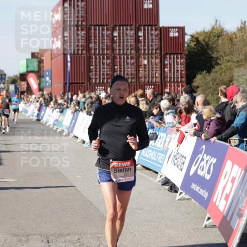 03.10.2025 - Köhlbrandbrückenlauf Jannik Wohlers http://msf.ph/oto/9052075 03.10.2025 13:08:52 Ziel 4138, 4213, 4340, 4544, 5705, 5842, 6034, 6232, 6233 meine-sportfotos.de