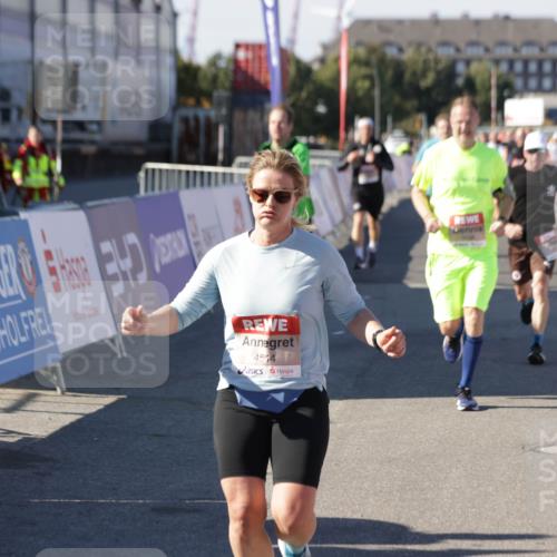 03.10.2025 - Köhlbrandbrückenlauf Jannik Wohlers http://msf.ph/oto/9052102 03.10.2025 13:08:54 Ziel 4138, 4213, 4340, 4403, 4505, 4544, 5705, 5842, 6034, 6233, 6372 meine-sportfotos.de