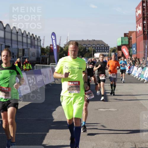 03.10.2025 - Köhlbrandbrückenlauf Jannik Wohlers http://msf.ph/oto/9052177 03.10.2025 13:08:57 Ziel 4057, 4138, 4340, 4346, 4381, 4403, 4505, 4544, 5705, 5842, 6034, 6233, 6372 meine-sportfotos.de