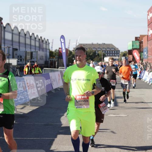 03.10.2025 - Köhlbrandbrückenlauf Jannik Wohlers http://msf.ph/oto/9052213 03.10.2025 13:08:57 Ziel 4057, 4138, 4340, 4346, 4381, 4403, 4505, 4544, 5705, 5842, 6034, 6233, 6372 meine-sportfotos.de