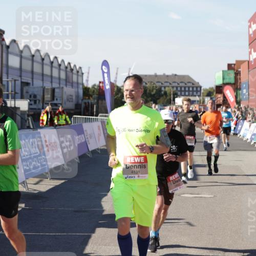 03.10.2025 - Köhlbrandbrückenlauf Jannik Wohlers http://msf.ph/oto/9052221 03.10.2025 13:08:57 Ziel 4057, 4138, 4340, 4346, 4381, 4403, 4505, 4544, 5705, 5842, 6034, 6233, 6372 meine-sportfotos.de