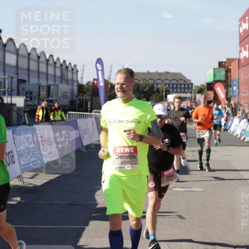 03.10.2025 - Köhlbrandbrückenlauf Jannik Wohlers http://msf.ph/oto/9052229 03.10.2025 13:08:57 Ziel 4057, 4138, 4340, 4346, 4381, 4403, 4505, 4544, 5705, 5842, 6034, 6233, 6372 meine-sportfotos.de