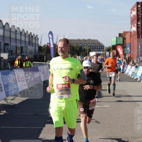 03.10.2025 - Köhlbrandbrückenlauf Jannik Wohlers http://msf.ph/oto/9052236 03.10.2025 13:08:57 Ziel 4057, 4138, 4340, 4346, 4381, 4403, 4505, 4544, 5705, 5842, 6034, 6233, 6372 meine-sportfotos.de
