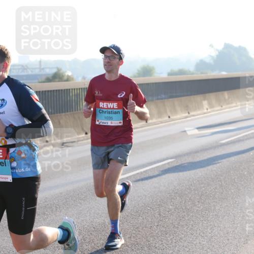 03.10.2025 - Köhlbrandbrückenlauf Lena Gebhardt http://msf.ph/oto/9052260 03.10.2025 09:15:11 Position 1 1035, 2879 meine-sportfotos.de