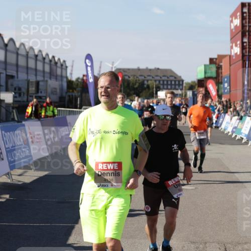 03.10.2025 - Köhlbrandbrückenlauf Jannik Wohlers http://msf.ph/oto/9052262 03.10.2025 13:08:57 Ziel 4057, 4138, 4340, 4346, 4381, 4403, 4505, 4544, 5705, 5842, 6034, 6233, 6372 meine-sportfotos.de