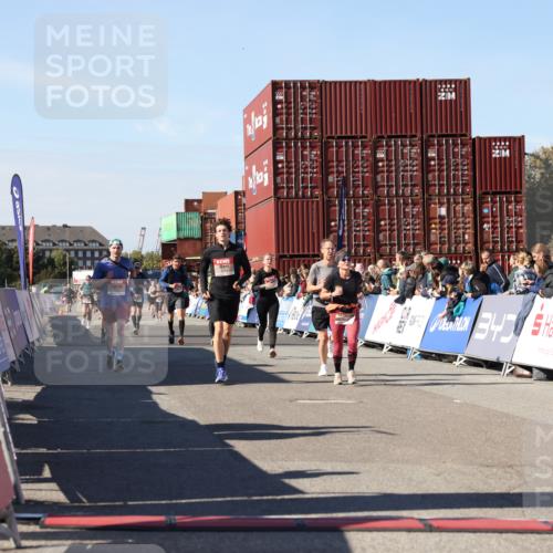 03.10.2025 - Köhlbrandbrückenlauf Lena Gebhardt http://msf.ph/oto/9052306 03.10.2025 13:06:21 Ziel 4124, 4550, 4659, 4738, 5563, 5641, 5970, 6193, 6222, 6224, 6323, 6356, 6850 meine-sportfotos.de