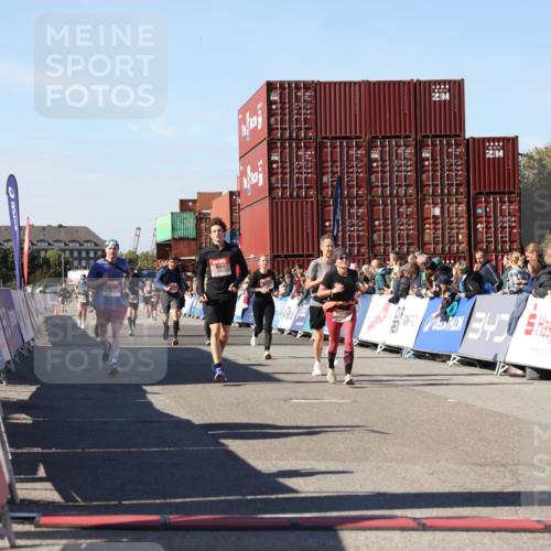 03.10.2025 - Köhlbrandbrückenlauf Lena Gebhardt http://msf.ph/oto/9052319 03.10.2025 13:06:21 Ziel 4124, 4550, 4659, 4738, 5563, 5641, 5970, 6193, 6222, 6224, 6323, 6356, 6850 meine-sportfotos.de
