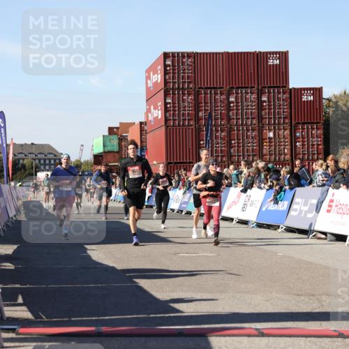 03.10.2025 - Köhlbrandbrückenlauf Lena Gebhardt http://msf.ph/oto/9052327 03.10.2025 13:06:21 Ziel 4124, 4550, 4659, 4738, 5563, 5641, 5970, 6193, 6222, 6224, 6323, 6356, 6850 meine-sportfotos.de