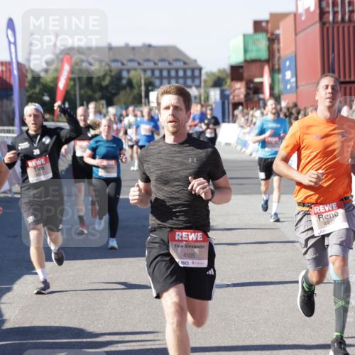 03.10.2025 - Köhlbrandbrückenlauf Jannik Wohlers http://msf.ph/oto/9052333 03.10.2025 13:08:59 Ziel 4057, 4138, 4197, 4340, 4346, 4381, 4403, 4505, 4544, 5705, 5842, 6233, 6372 meine-sportfotos.de