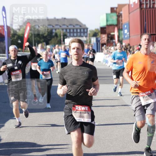03.10.2025 - Köhlbrandbrückenlauf Jannik Wohlers http://msf.ph/oto/9052338 03.10.2025 13:08:59 Ziel 4057, 4138, 4197, 4340, 4346, 4381, 4403, 4505, 4544, 5705, 5842, 6233, 6372 meine-sportfotos.de