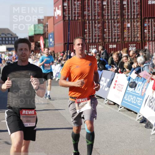 03.10.2025 - Köhlbrandbrückenlauf Jannik Wohlers http://msf.ph/oto/9052343 03.10.2025 13:09:00 Ziel 4057, 4138, 4197, 4346, 4381, 4403, 4505, 4544, 5705, 5842, 6233, 6372 meine-sportfotos.de