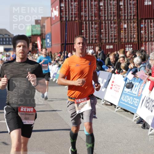 03.10.2025 - Köhlbrandbrückenlauf Jannik Wohlers http://msf.ph/oto/9052347 03.10.2025 13:09:00 Ziel 4057, 4138, 4197, 4346, 4381, 4403, 4505, 4544, 5705, 5842, 6233, 6372 meine-sportfotos.de
