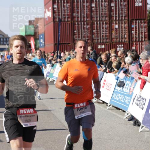 03.10.2025 - Köhlbrandbrückenlauf Jannik Wohlers http://msf.ph/oto/9052357 03.10.2025 13:09:00 Ziel 4057, 4138, 4197, 4346, 4381, 4403, 4505, 4544, 5705, 5842, 6233, 6372 meine-sportfotos.de
