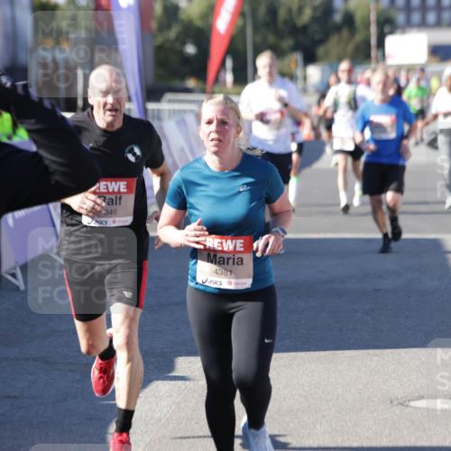 03.10.2025 - Köhlbrandbrückenlauf Jannik Wohlers http://msf.ph/oto/9052394 03.10.2025 13:09:02 Ziel 4057, 4138, 4197, 4346, 4381, 4403, 4505, 4544, 5705, 5842, 5953, 6233, 6372, 6630 meine-sportfotos.de