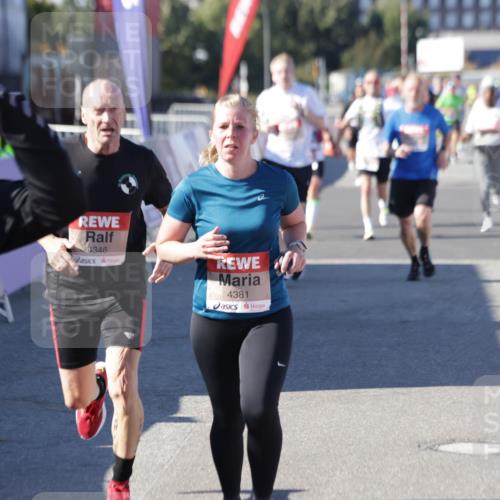 03.10.2025 - Köhlbrandbrückenlauf Jannik Wohlers http://msf.ph/oto/9052398 03.10.2025 13:09:02 Ziel 4057, 4138, 4197, 4346, 4381, 4403, 4505, 4544, 5705, 5842, 5953, 6233, 6372, 6630 meine-sportfotos.de